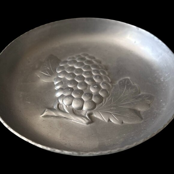 Vintage Hand Forged Aluminum Grape Design Catchall Candy Dish 5 1/4” Diameter - Picture 1 of 3